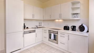 Fridge, oven, stovetop, coffee/tea maker