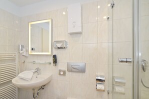 Shower, free toiletries, hair dryer, towels - AMC Apartments - Ku'damm (Berlin)