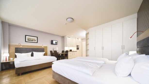 Studio Comfort - kök (with 2 double beds, Online Check-In) | Värdeförvaringsskåp på rummet och mörkläggningsgardiner