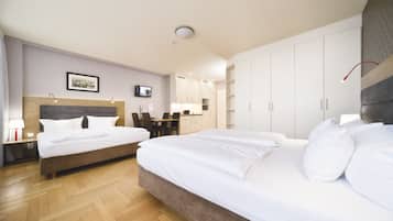 Studio Comfort, dapur (with 2 double beds, Online Check-In) | Brankas, tirai kedap cahaya, setrika/meja setrika, dan Wi-Fi gratis