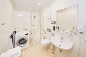 Dusche, kostenlose Toilettenartikel, Haartrockner, Handtücher