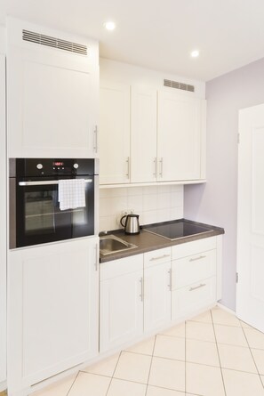 Monolocale Standard (Apartment, Online Check-In) | Angolo cottura privato | Frigorifero, forno, piano cottura, macchina per tè/caffè