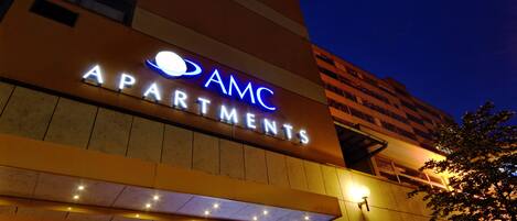 Fassade der Unterkunft – Abend/Nacht