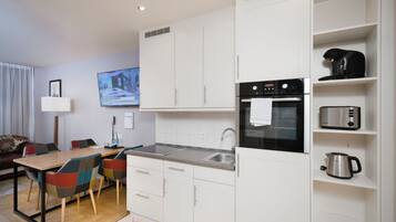 Comfort Studio (with Sofa, Online Check-In) | Private kitchen | Fridge, oven, stovetop, coffee/tea maker