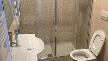 Deluxe Apartment, 1 Queen Bed with Sofa bed, Kitchen | Bathroom | Shower, hair dryer, towels