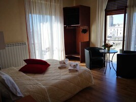 Ropa de cama de alta calidad y caja de seguridad en la habitación 