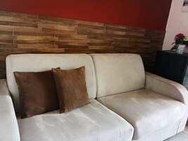 Ropa de cama de alta calidad y caja de seguridad en la habitación 