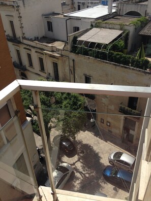 Tek Büyük veya İki Ayrı Yataklı Oda | Balkon