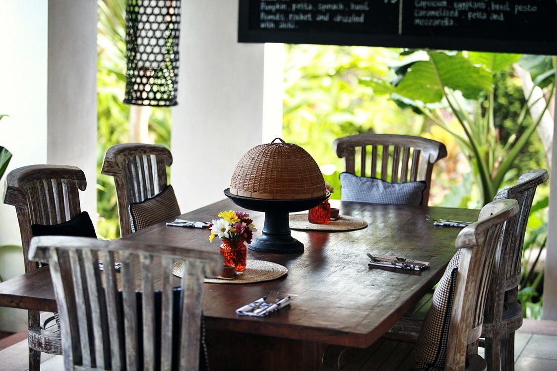 breakfast, lunch, dinner served; international cuisine