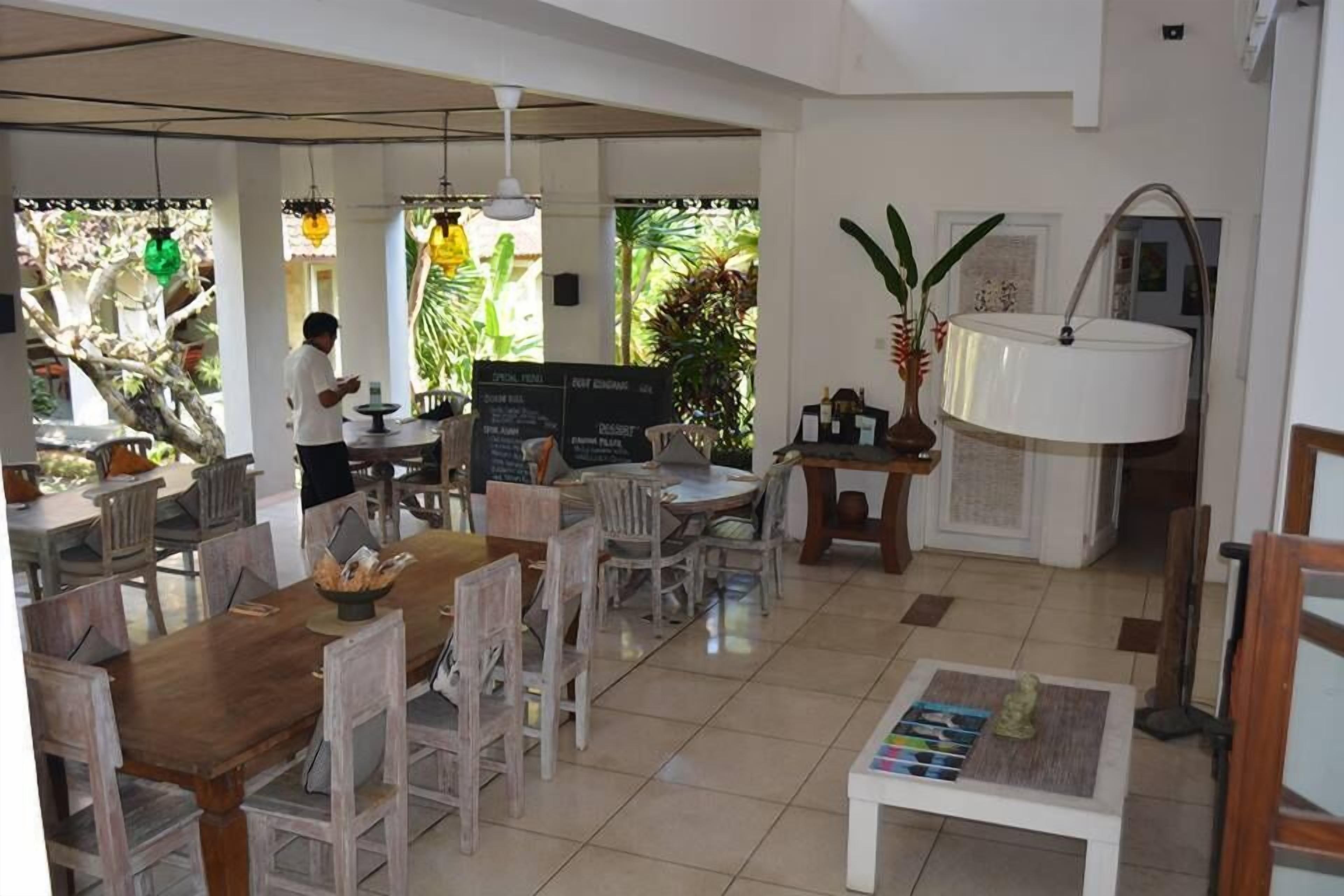 breakfast, lunch, dinner served; international cuisine