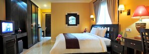 In-room safe, desk, free WiFi
