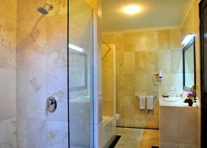 Deluxe Suite | Bathroom | Shower, rainfall showerhead, free toiletries - Puri Yuma Hotel (Denpasar)