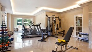 A gym with treadmills, weight machines, and free weights. - Hotel Granja Brasil Resort (Petrópolis)