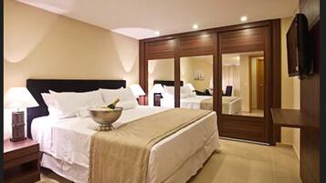 Senger med overmadrass, minibar, safe på rommet og skrivebord