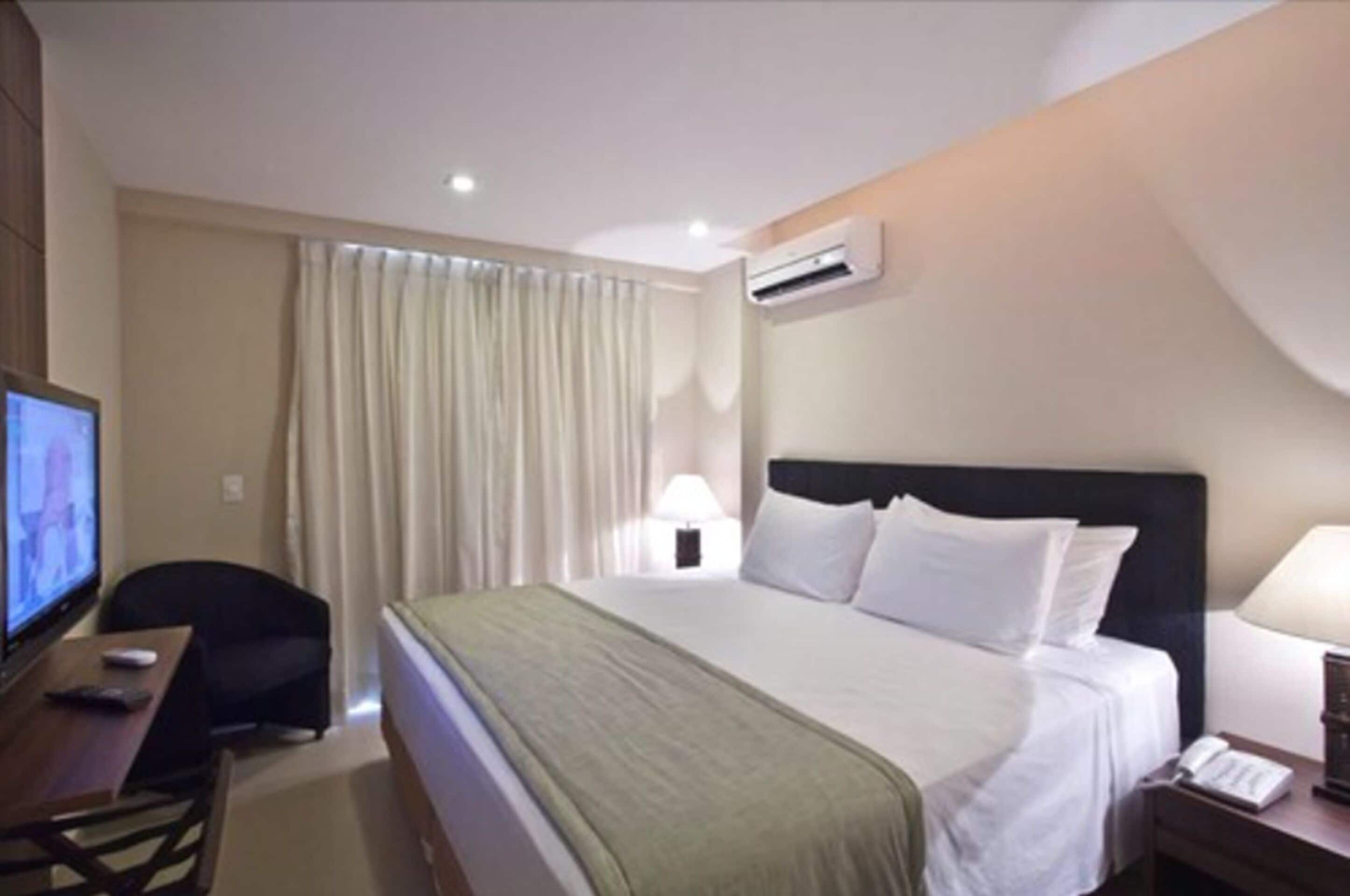 pillow-top beds, minibar, in-room safe, desk