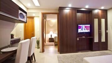 Suite sénior | Colchones con acolchado adicional, minibar, caja fuerte y escritorio