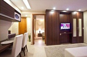 Senior Suite | Pillow-top beds, minibar, in-room safe, desk - Hotel Granja Brasil Resort (Petrópolis)
