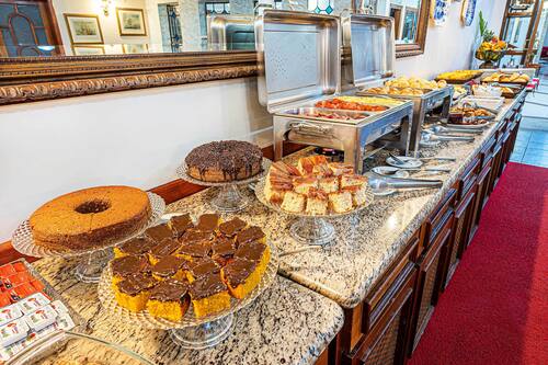 Café da manhã com buffet grátis todos os dias