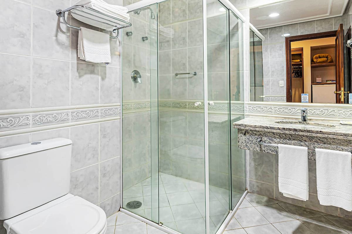 Artículos de tocador gratuitos, secador de pelo, toallas, jabón