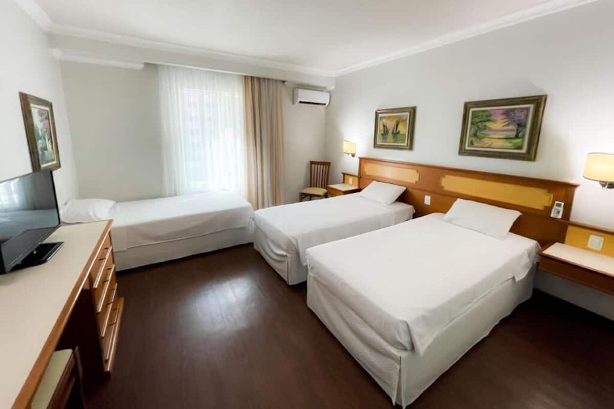 Minibar, caja de seguridad en la habitación y cortinas blackout