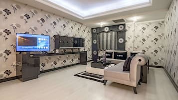 Suite, 1 Double Bed, Smoking | 1 bedroom, minibar, in-room safe, desk