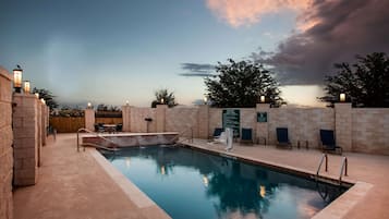 시즌별로 운영되는 야외 수영장