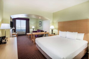 Premium bedding, pillow-top beds, desk, iron/ironing board - La Quinta Inn & Suites by Wyndham Odessa North (Odessa)