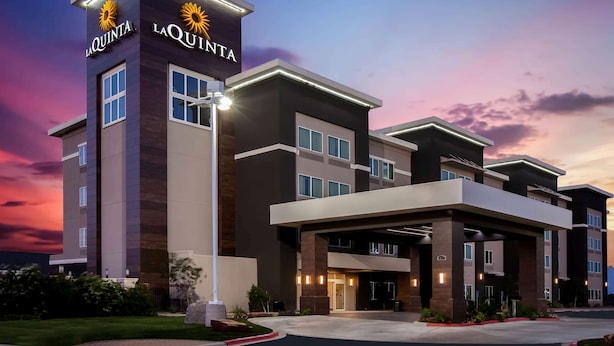 Ett hotell med modern design, med en tydlig skylt med texten ”La Quinta” på fasaden.