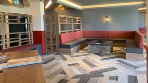 Un área de descanso moderna con un sofá modular, una mesa de centro y estanterías empotradas.