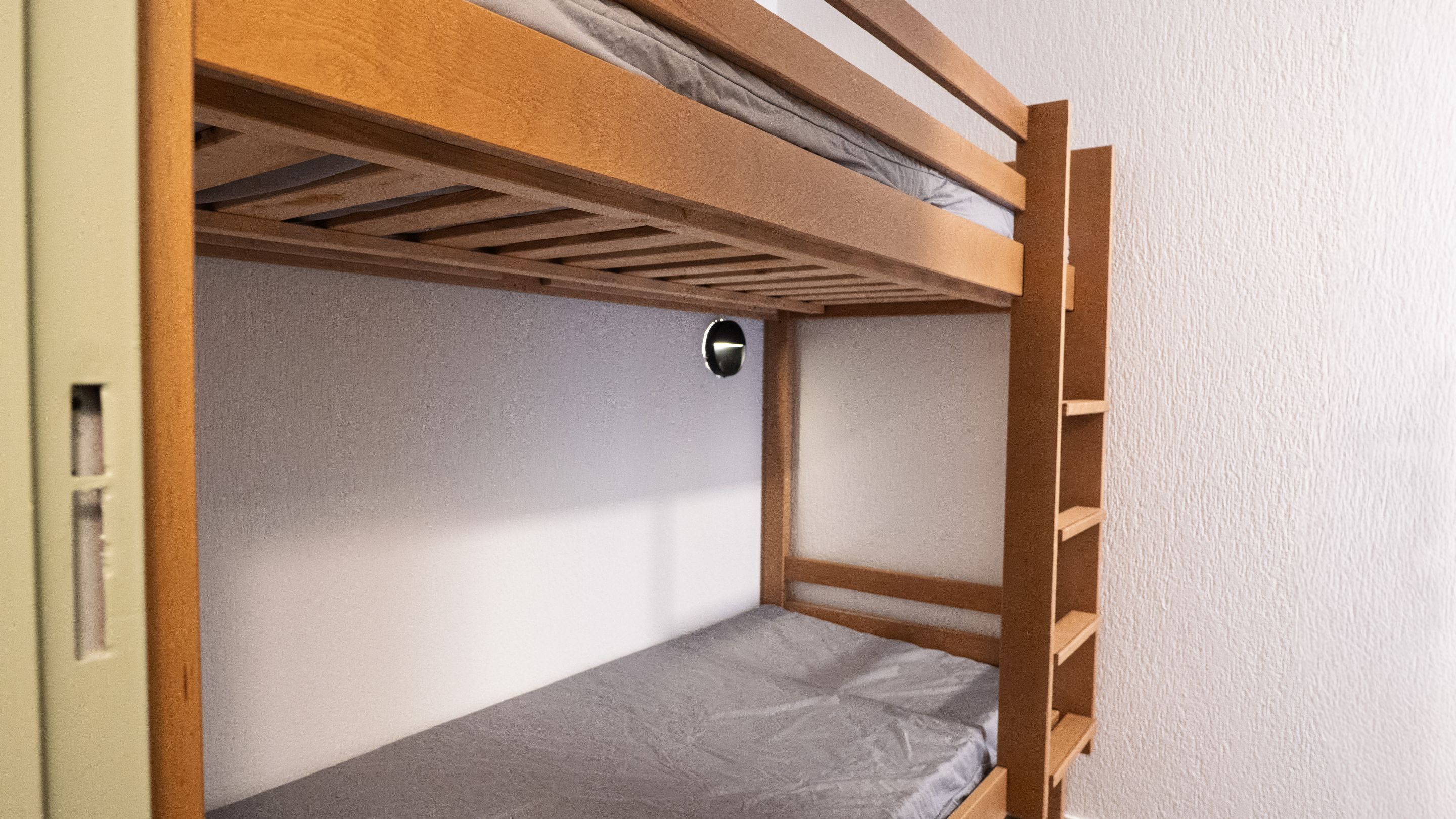 Fer et planche à repasser, lits bébé (en supplément), draps fournis