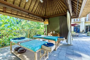 Espace de soins en plein air, massages des tissus profonds