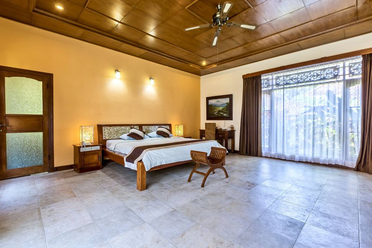 Deluxe Double Room, 1 King Bed | Minibar, in-room safe, iron/ironing board, cots/infant beds