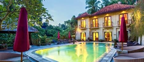 室外游泳池,提供泳池遮陽傘和日光浴躺椅