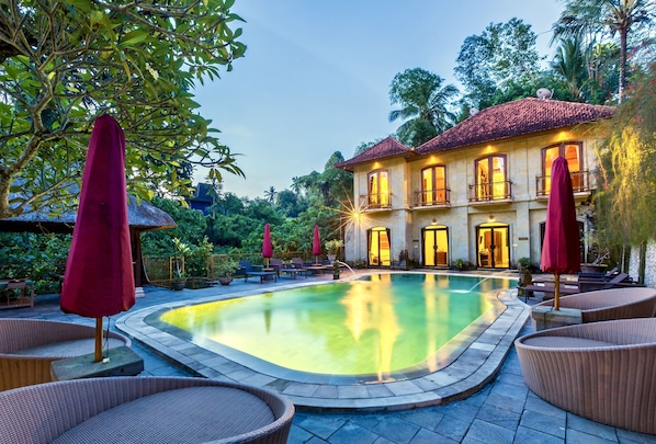 Piscine extérieure, parasols de plage, chaises longues