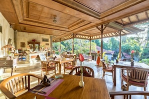 Petit déjeuner, déjeuner et dîner servis sur place, vue sur la piscine