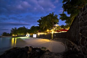 Am Strand, weißer Sandstrand, Liegestühle, Sonnenschirme