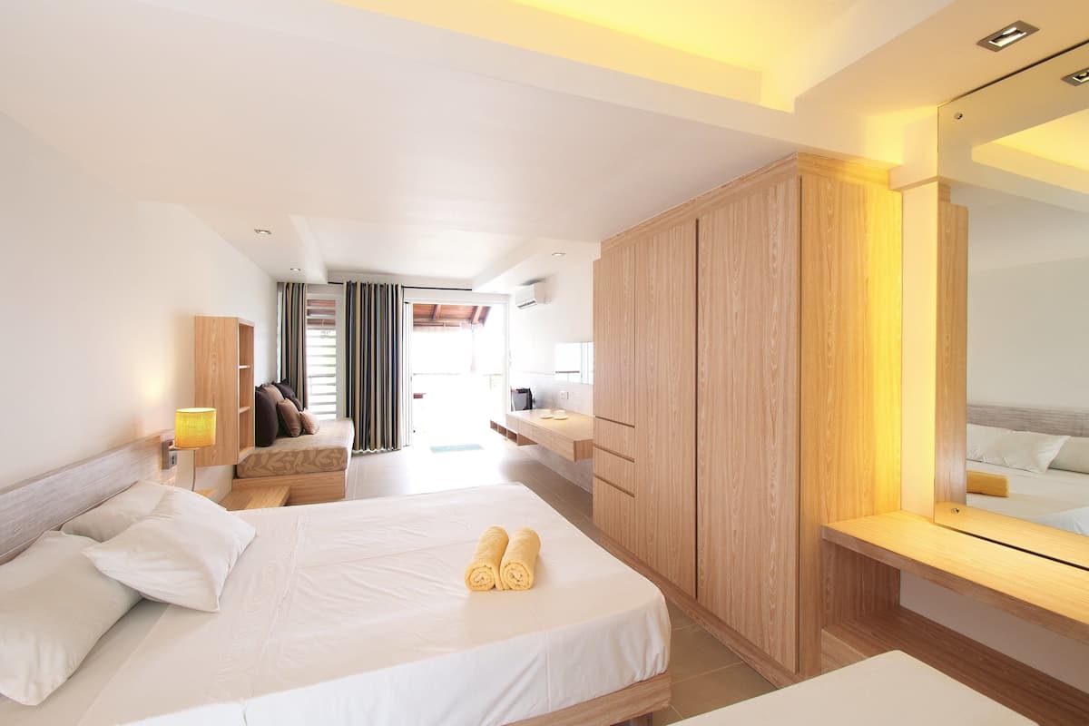 Studio Suite, 1 King Bed, Sea View, Beachfront | In-room safe, blackout curtains, free cots/infant beds, rollaway beds