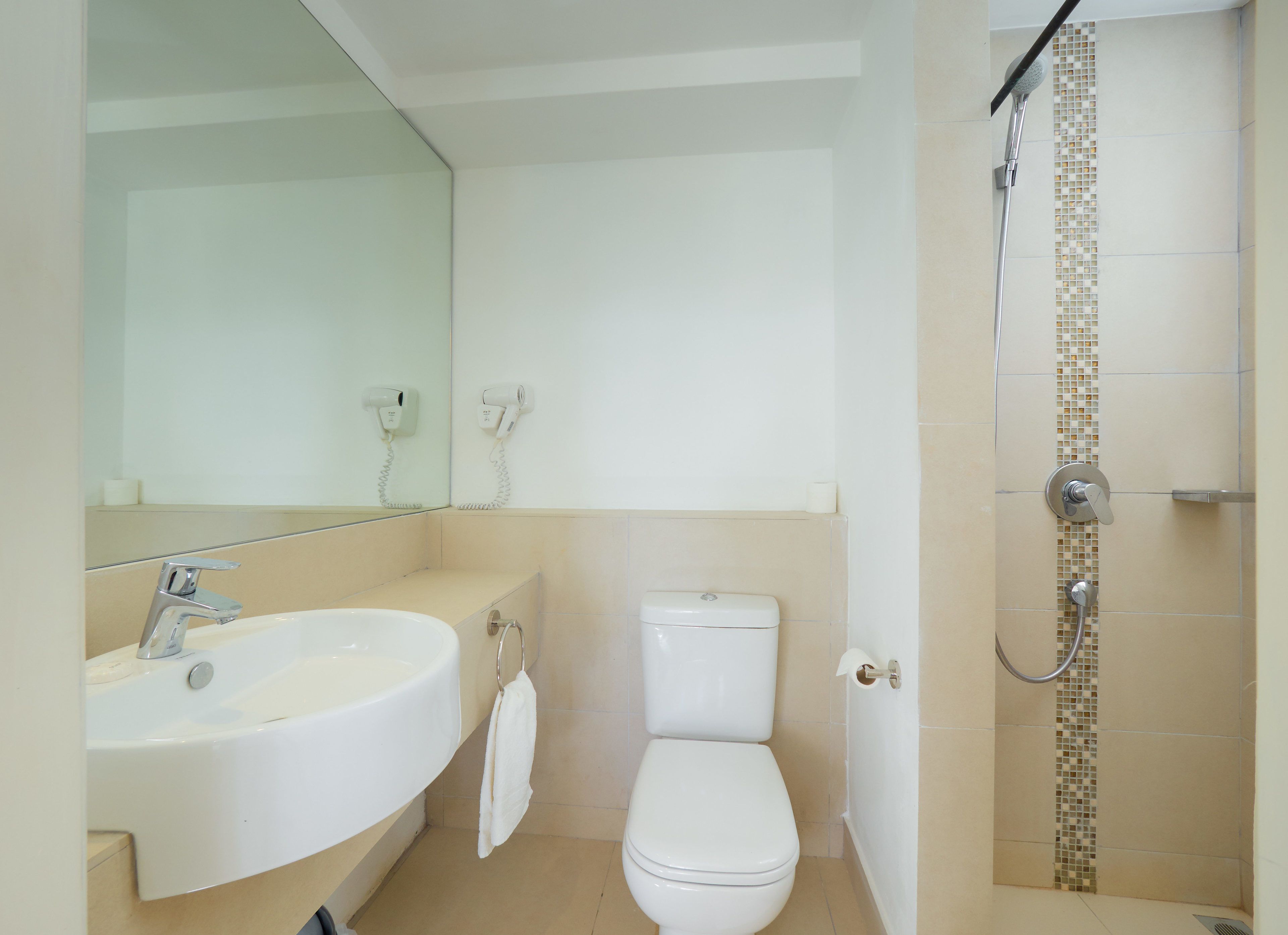 Ein Badezimmer mit Waschbecken, Toilette und Dusche.