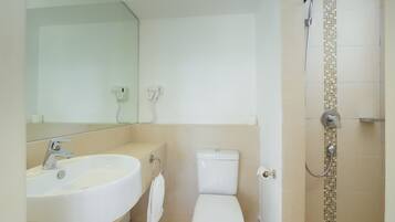 Ein Badezimmer mit Waschbecken, Toilette und Dusche.