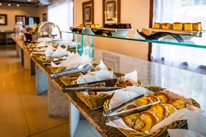 Café da manhã com buffet grátis todos os dias