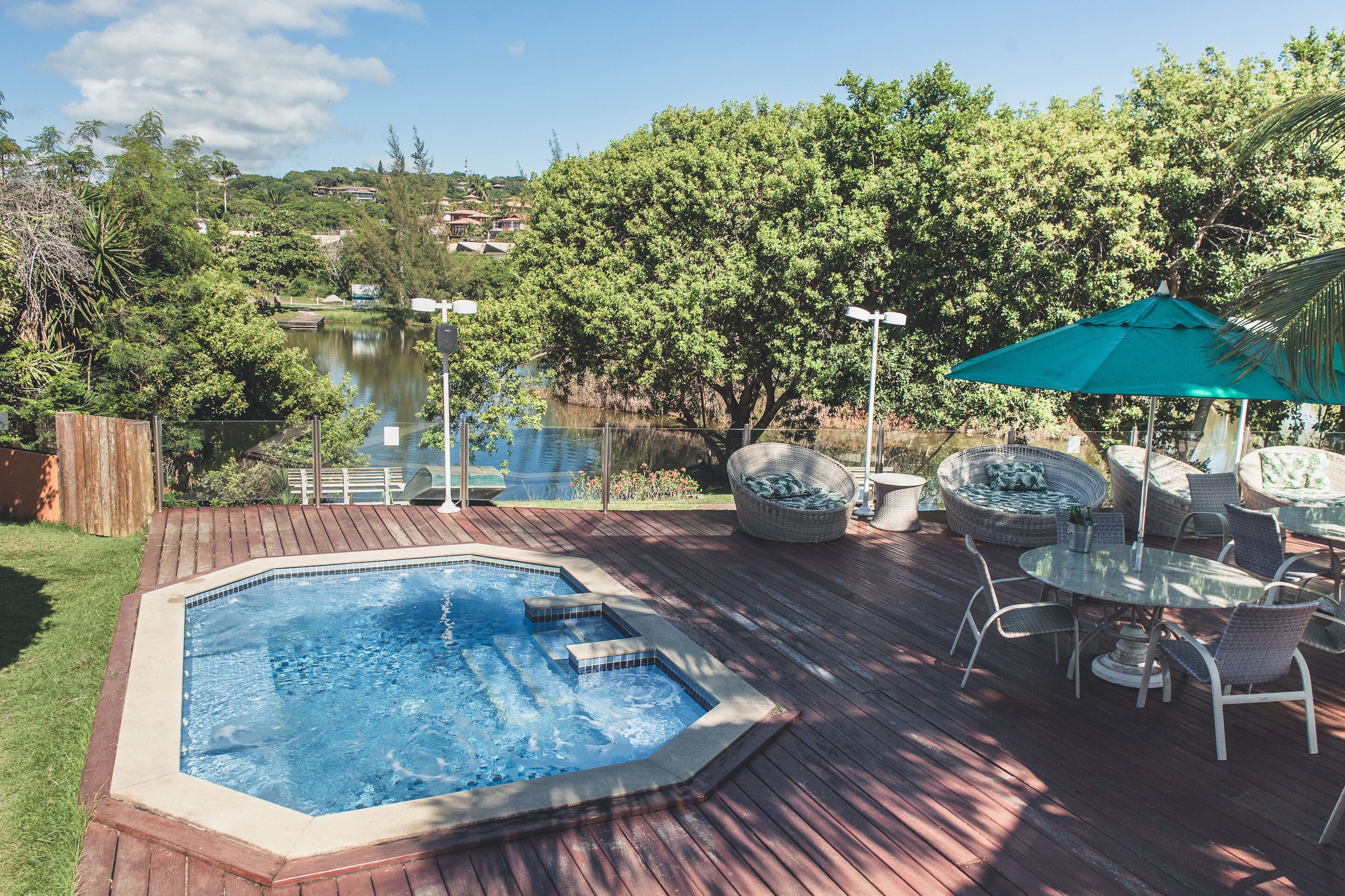 6 buitenzwembaden, parasols bij het zwembad en ligstoelen