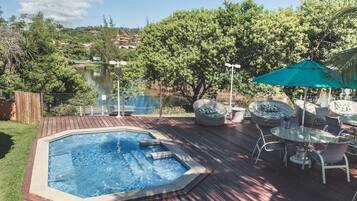 6 buitenzwembaden, parasols bij het zwembad en ligstoelen