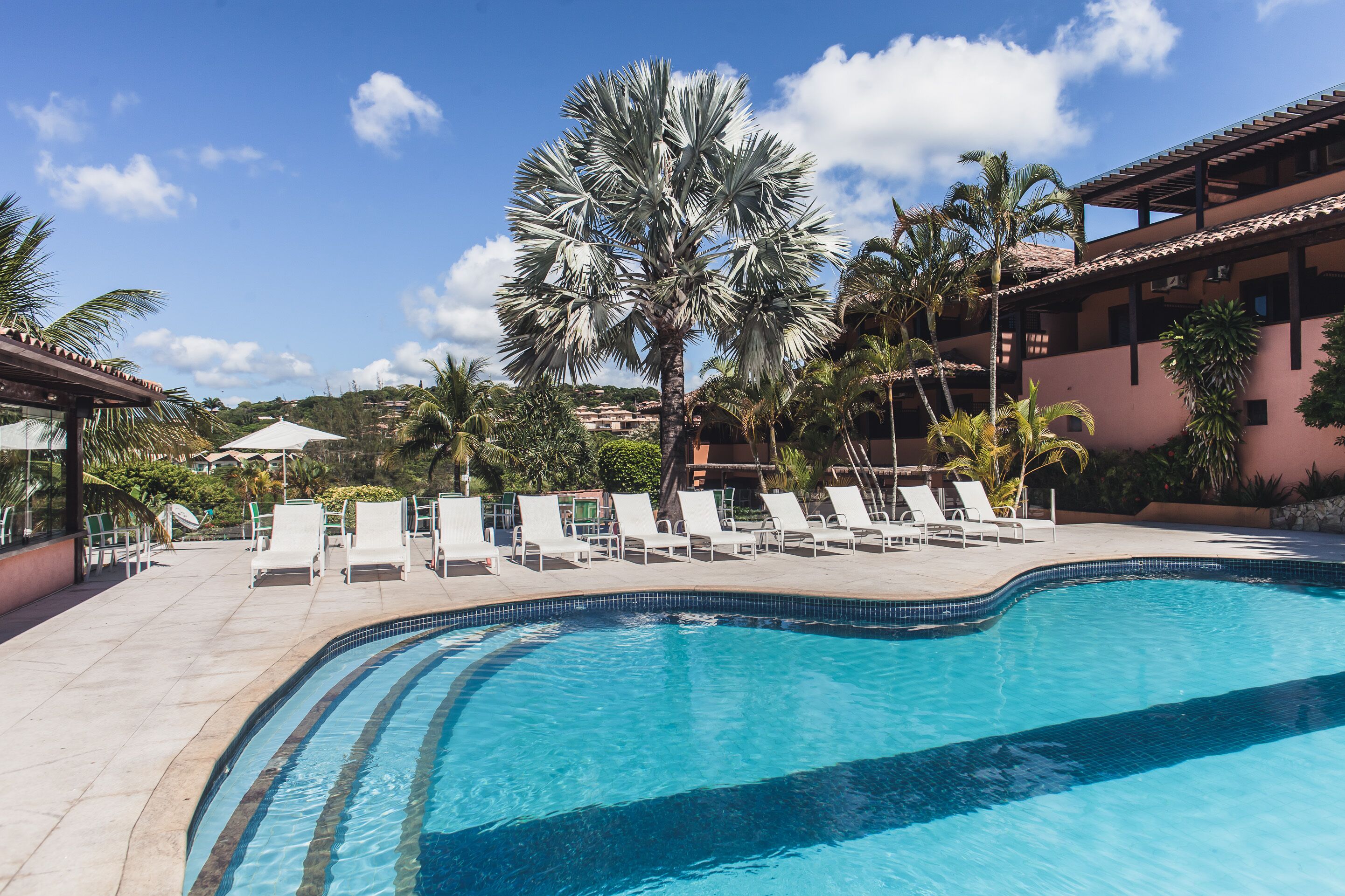 6 piscinas al aire libre, sombrillas, sillones reclinables de piscina