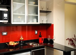Fridge, microwave, stovetop, coffee/tea maker - Del Bono Suites Art Hotel (San Juan)