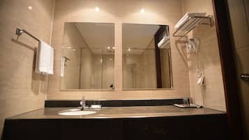 샤워기/욕조 결합, 헤어드라이어, 목욕가운, 슬리퍼