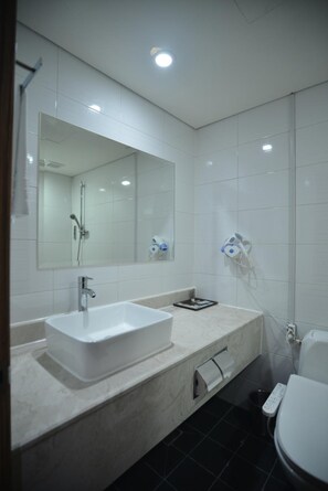 Combined shower/bathtub, hair dryer, bathrobes, slippers - Hotel Philos (Pohang)
