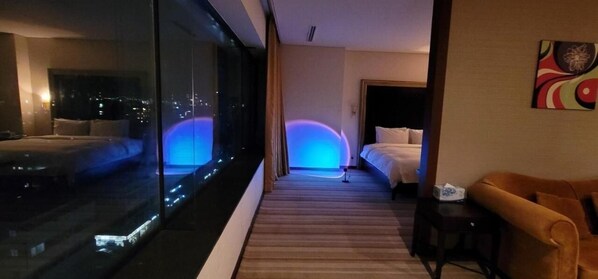 Executive Suite | In-room safe, desk, blackout drapes, soundproofing