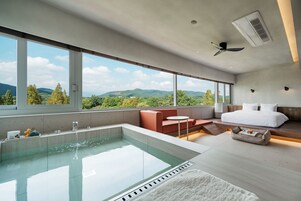 Premium bedding, in-room safe, desk, blackout drapes