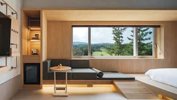 Kaliteli yatak takımı, odada kasa, masa, güneşlik/perde