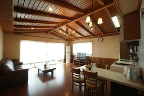 皇家套房 | 私人厨房 | 冰箱、电热水壶、电饭煲、厨具/餐具